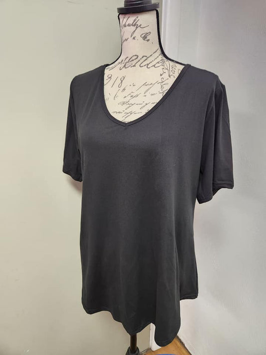 SOLID BLACK-V-NECK TUNIC - Like A Duchess