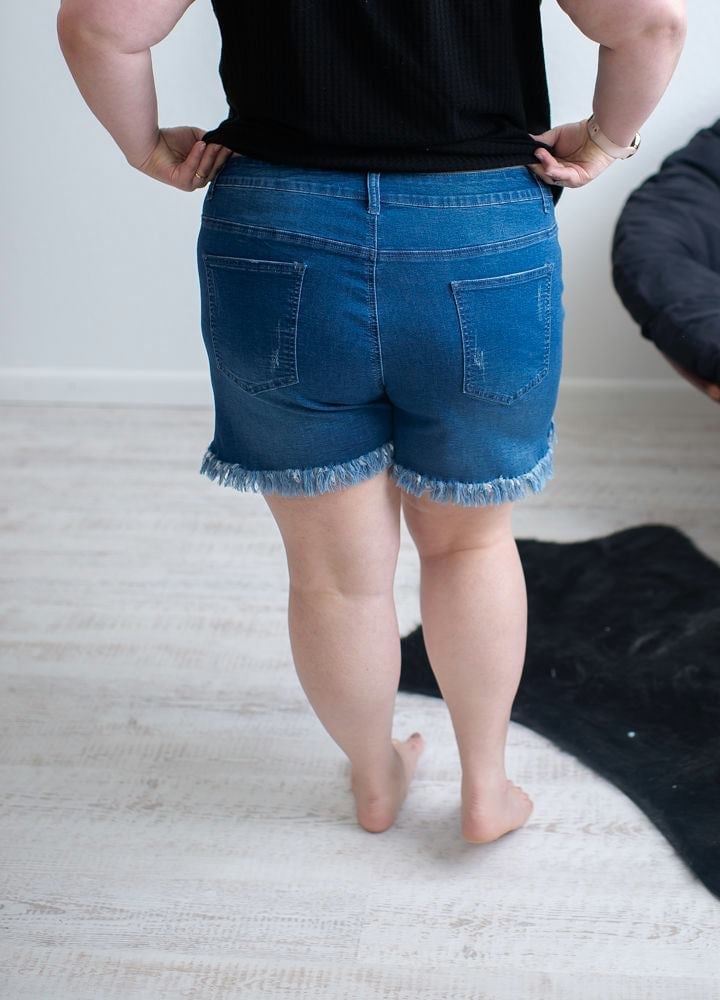 DISTRESSED STRETCH JEAN SHORTS - Like A Duchess