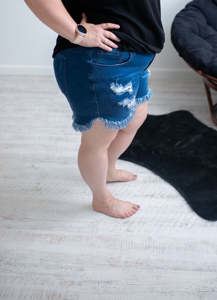 DISTRESSED STRETCH JEAN SHORTS - Like A Duchess