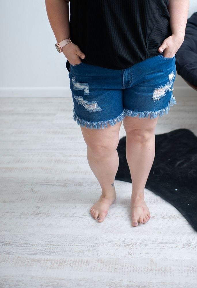 DISTRESSED STRETCH JEAN SHORTS - Like A Duchess
