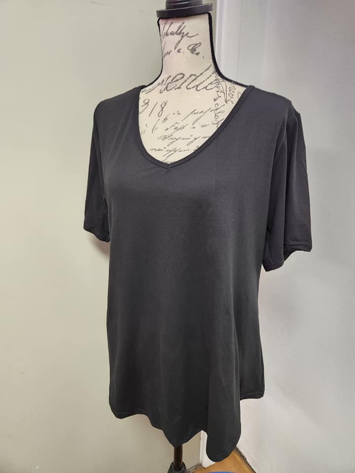 SOLID BLACK-V-NECK TUNIC - Like A Duchess