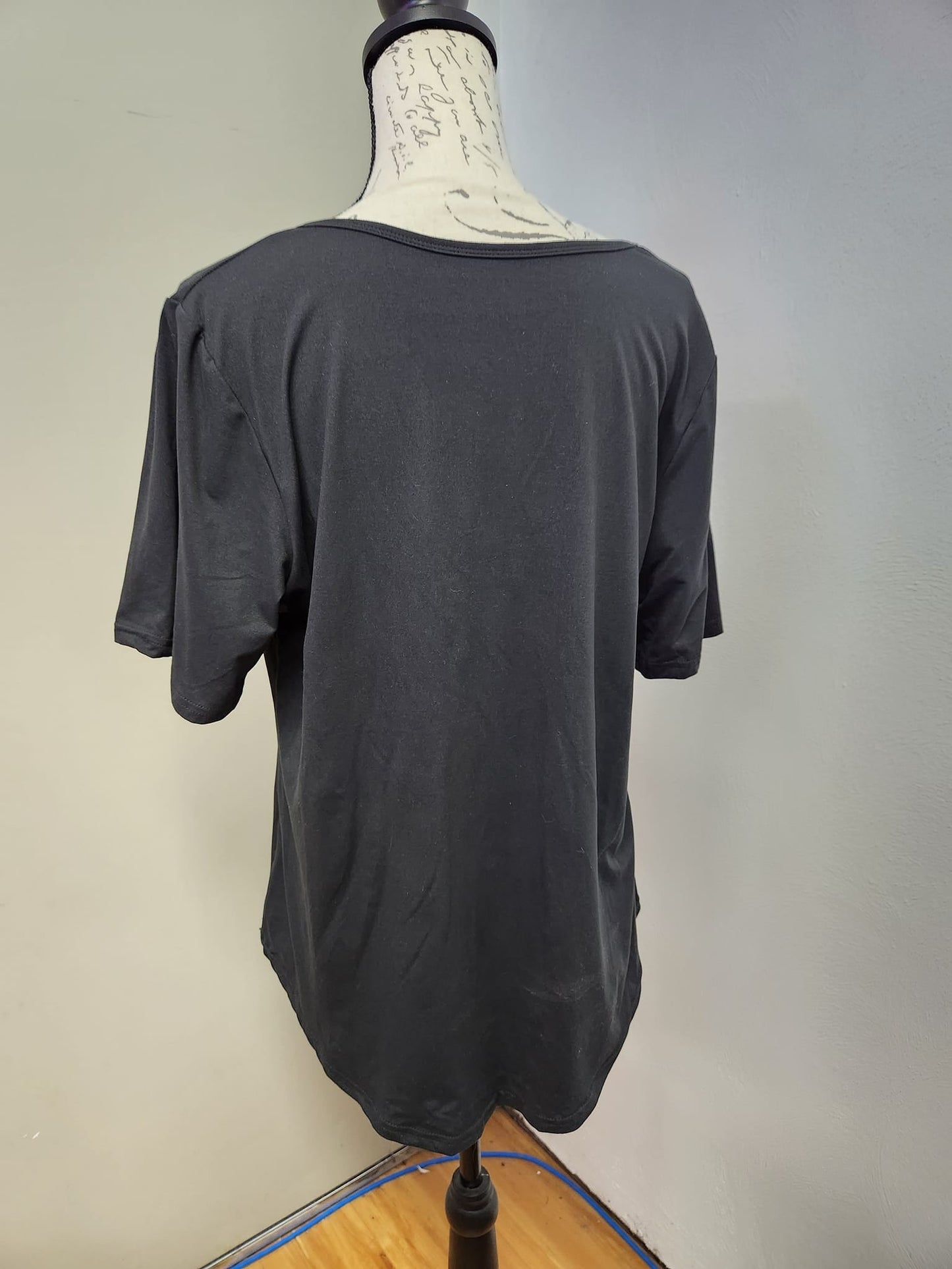 SOLID BLACK-V-NECK TUNIC - Like A Duchess